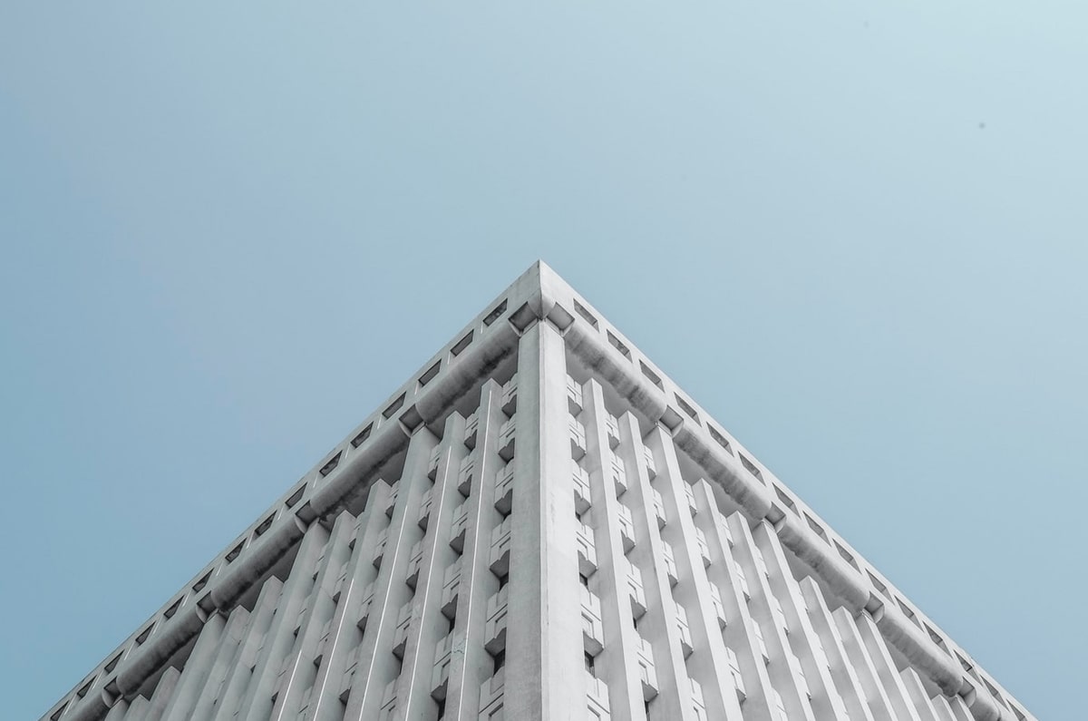 载誉而归,中国足协秘书长袁永清一行为归来的球员戴上花环